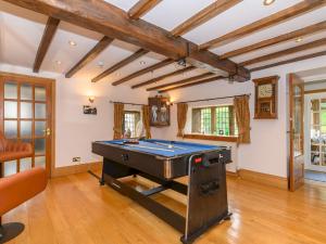 Poplar Farm House - Book Your Spring Summer Events Pass The Keys内的一张台球桌