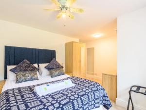 Poplar Farm House - Book Your Spring Summer Events Pass The Keys客房内的一张或多张床位