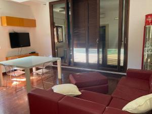 un soggiorno con un divano e un tavolo di Villa sul mare con piscina privata a Bisceglie