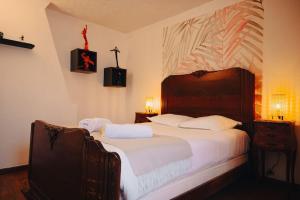 Un dormitorio con una cama grande con sábanas blancas. en Rouen - La Maison Star Wars - Marvel, en Rouen