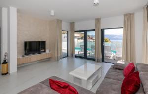 Televiisor ja/või meelelahutuskeskus majutusasutuses 3 Bedroom Amazing Home In Komarna