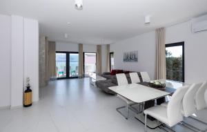 Istumisnurk majutusasutuses 3 Bedroom Amazing Home In Komarna