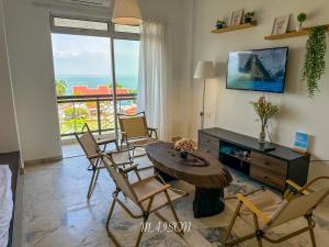 TV a/nebo společenská místnost v ubytování Laguna Seaview Suites PD By Maison