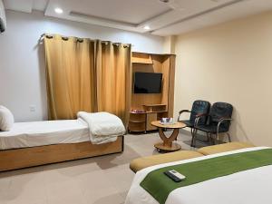 Postel nebo postele na pokoji v ubytování Hotel Crown Inn Multan