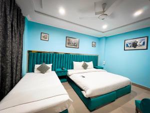 Postel nebo postele na pokoji v ubytování Hotel Crown Inn Multan