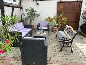 patio z krzesłami, stołami i roślinami w obiekcie Gîte au Giessen - Loft w mieście Biesheim +3 zdjęcia