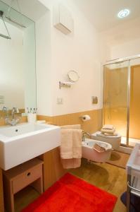 une salle de bain avec un lavabo blanc et des toilettes dans l'établissement Residenza Matteotti, à Syracuse 23 autres photos