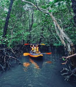 Dos personas en un kayak en un río en un bosque. en Tasik Dedap, en Sepang