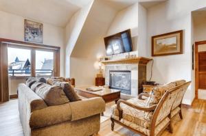 A seating area at Downtown Breckenridge 2 Bedroom Condo - Steps To Lifts And Main Street