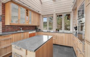 SørkvingoにあるSørkvingoの木製のキャビネットとカウンタートップを備えたキッチン