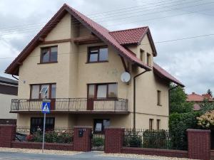 Casa grande con balcón en una calle en Oscar Apartment, en Ujazd