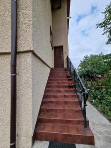 una escalera que conduce a un edificio con puerta en Oscar Apartment, en Ujazd 3 fotos más