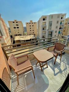 カイロにあるLuxury residence in new Cairo, Loutsのバルコニー(椅子2脚、テーブル付)