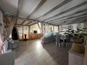 salon ze stołem i jadalnią w obiekcie Gîte au Giessen - Loft w mieście Biesheim