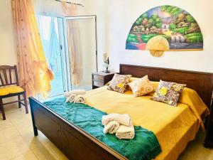 Un dormitorio con una cama con toallas. en I mori di Sicilia Relais Charme, en Altavilla Milicia 61 fotos más