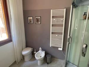 un bagno con wc, lavandino e doccia di SIEPELUNGA B&B a Bologna