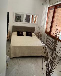 una camera da letto con un letto con due cuscini sopra di SIEPELUNGA B&B a Bologna