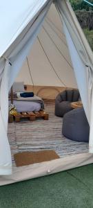 Tenda bianca con 2 letti e un divano. di Fairy Hill at Rosemount Glamping a Carlingford