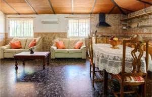 Una sala de estar con dos sofás y una mesa. en Villa Bendición - Subbética Cordobesa, en Doña Mencía