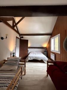 ein Schlafzimmer mit zwei Betten in einem Zimmer in der Unterkunft Chalet de montagnes in Campan