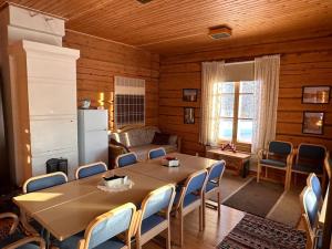 a dining room with a table and chairs at Pappilan Väentupa - Pappila Quest House in Pudasjärvi