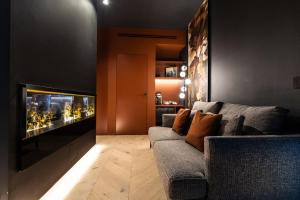 a living room with a couch and a fish tank at Phi Hotel Piajo in Nembro