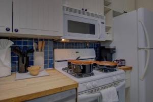 Foto dalla galleria di Book Now! 8-Min to Metro - King Bed- Old Town Central Retreat - Floyd's Freedom - a Alexandria