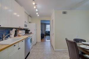 Foto dalla galleria di Book Now! 8-Min to Metro - King Bed- Old Town Central Retreat - Floyd's Freedom - a Alexandria