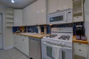 Foto dalla galleria di Book Now! 8-Min to Metro - King Bed- Old Town Central Retreat - Floyd's Freedom - a Alexandria Altre 30 foto