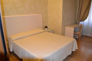 Postel nebo postele na pokoji v ubytování Dipendenza Hotel Galileo