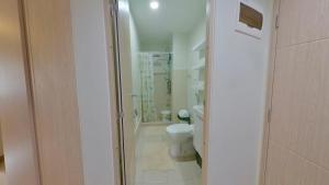 Baðherbergi á Urban Oasis 2BR Condo with Multiple Pools at SMDC Charm Residences