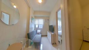 Setusvæði á Urban Oasis 2BR Condo with Multiple Pools at SMDC Charm Residences