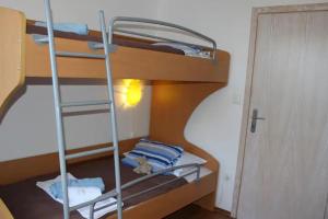 Zimmer mit Etagenbett und Leiter in der Unterkunft Comfortable Apartment Lavanda in Kornić