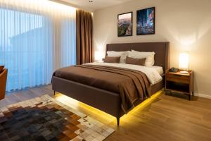 Postel nebo postele na pokoji v ubytování Ruby Hotel Prishtina + 37 fotografií