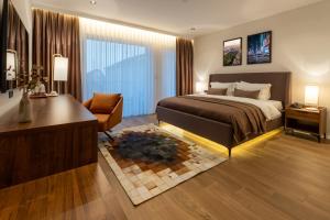 Un pat sau paturi într-o cameră la Ruby Hotel Prishtina