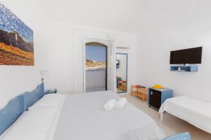 A bed or beds in a room at Hotel La Roccia