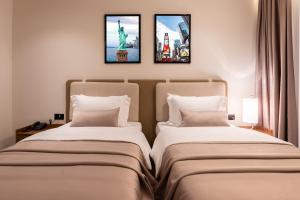 Un pat sau paturi într-o cameră la Ruby Hotel Prishtina