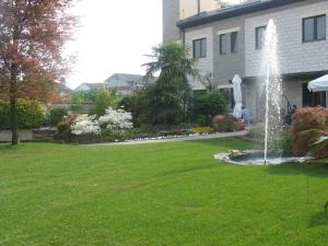a fountain in a yard in front of a house at Hotel Garibaldi in Vercelli