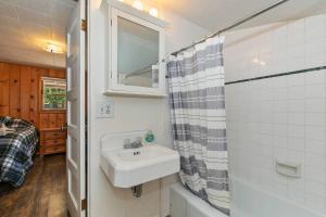 ein Badezimmer mit Waschbecken, Spiegel und Dusche in der Unterkunft Applewood Cabins & Guest Cabin Near the Village in Big Bear Lake + 23 Fotos