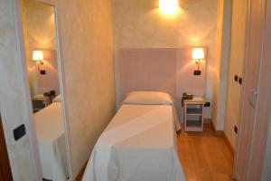 Postel nebo postele na pokoji v ubytování Dipendenza Hotel Galileo