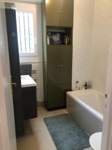 ein Badezimmer mit Badewanne und Waschbecken in der Unterkunft Chelles - Paris - Disneyland Marne la vallée in Chelles + 20 Fotos