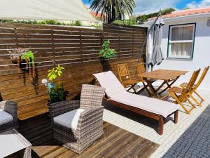 a patio with chairs and a table and a fence at Dabneys Studio in Horta
