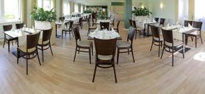 Hotel Falkenhagen في بريتسفالك: مجموعة طاولات وكراسي في مطعم