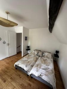 a bedroom with a bed in a room at Le Cottage du Domaine in Boissettes