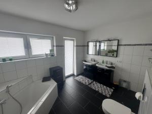 Ένα μπάνιο στο Orchideenweg 2A, 24558 Henstedt-Ulzburg , 200 Quadratmeter Haus mit Garten und Garage +24 φωτογραφίες