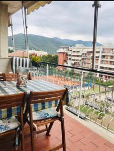 アルベンガにあるCasa vacanze Patriziaの景色を望むバルコニー(テーブル、椅子付)