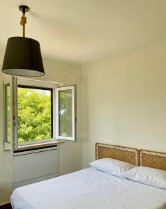 een slaapkamer met een bed en een raam bij Guar Country Resort in Lauro +41 foto's