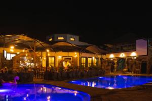 Bazén v ubytování Avian Court Hotel nebo v jeho okolí