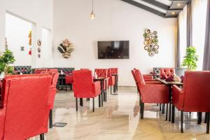 TV a/nebo společenská místnost v ubytování Avian Court Hotel