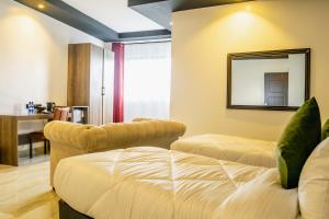 Postel nebo postele na pokoji v ubytování Avian Court Hotel